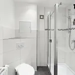 Sali Homes - Hz42 Charming In Heart Of With Balcony 아파트 바이로이트