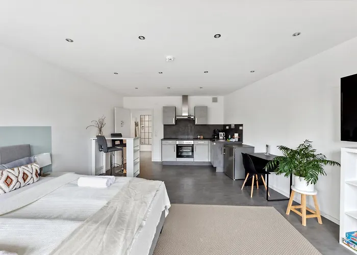 Sali Homes - Hz42 Charming In Heart Of With Balcony דירה *